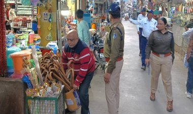 BIG NEWS : लापरवाह बस चालक पर यातायात पुलिस का कड़ा प्रहार, ओवरलोडिंग का बनाया चालन, वसूला पांच हजार का शमन शुल्क, फिर सख्ती से दी ये समझाइश, पढ़े खबर