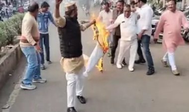 BIG NEWS: नीमच में कांग्रेस का उग्र प्रदर्शन: पुतला दहन के दौरान मजदूर की साइकिल जली, जिला अध्यक्ष बोले– नई दिलाएंगे,पढ़े खबर