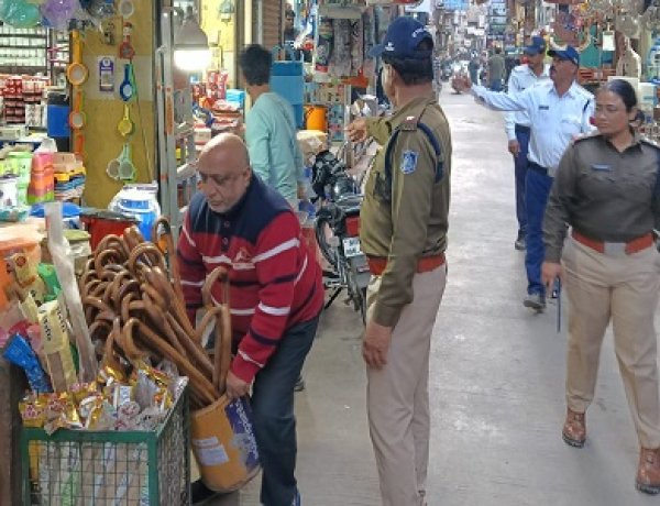 BIG NEWS : लापरवाह बस चालक पर यातायात पुलिस का कड़ा प्रहार, ओवरलोडिंग का बनाया चालन, वसूला पांच हजार का शमन शुल्क, फिर सख्ती से दी ये समझाइश, पढ़े खबर