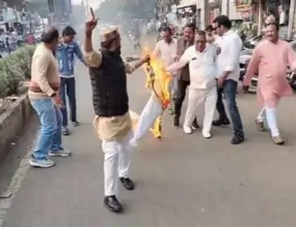 BIG NEWS: नीमच में कांग्रेस का उग्र प्रदर्शन: पुतला दहन के दौरान मजदूर की साइकिल जली, जिला अध्यक्ष बोले– नई दिलाएंगे,पढ़े खबर