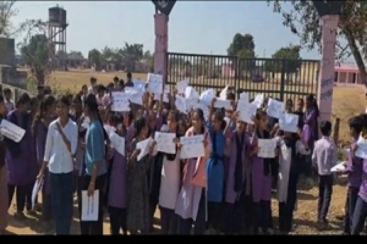 BREAKING NEWS: चचौर में छात्राओं का उबाल,प्राचार्य का तबादले होने से समर्थन में उतरीं छात्राएं,स्कूल गेट पर जड़ा ताला,लगाए  “वापस लाओ” के नारे,पढ़े खबर
