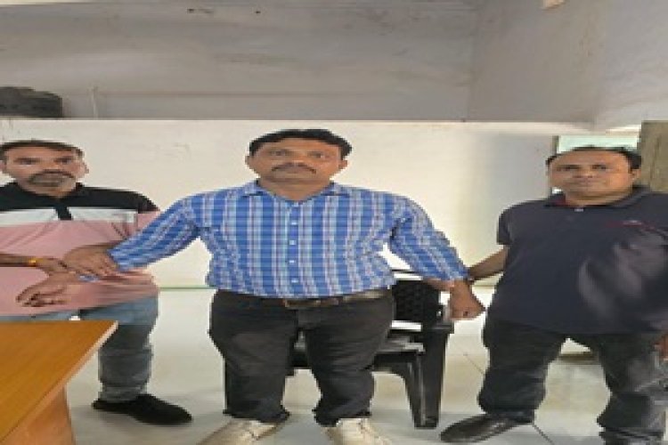 BREAKING NEWS: लोकायुक्त की बड़ी कार्रवाई — सुवासरा तहसील में मृतक की जमीन पर नामांतरण के लिए 40 हजार रिश्वत मांगने वाला पटवारी 30 हजार लेते रंगे हाथ हुआ गिरफ्तार, मचा तहसील कार्यालय मे मचा हड़कंप, पढ़े खबर