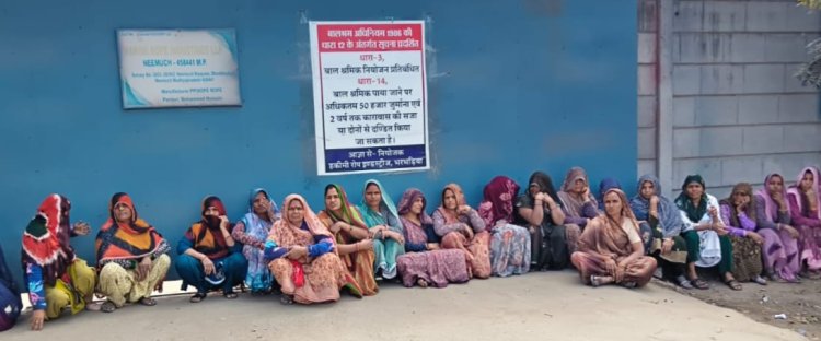 बड़ी खबर: भरभड़िया रस्सी फैक्ट्री के बाहर महिला मजदूरों का उग्र प्रदर्शन, 467 की जगह 292 रुपये देने का आरोप, 2 घंटे का अल्टीमेटम, नहीं तो चक्काजाम, पढ़े खबर