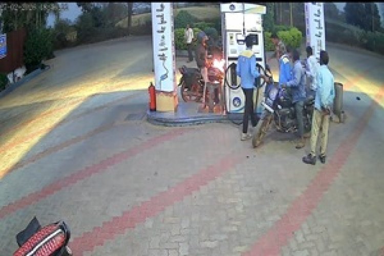 BREAKING NEWS: पेट्रोल भरवाने पहुंचा युवक, मोबाइल पर कर रहा था बात,लगी अचानक  आग,मची अफरा तफरी, मौजूद कर्मचारियों की सूझबूझ से टला बड़ा हादसा,घटना चीताखेड़ा के भारत पेट्रोलियम पंप की, पढ़े पूरी खबर