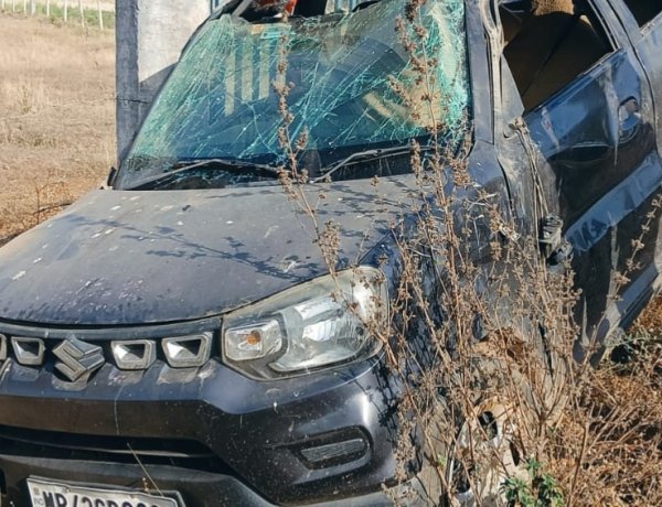 BREAKING NEWS: महू-नीमच हाईवे पर तेज रफ्तार का कहर,ओवरटेक करते समय अनियंत्रित होकर पलटी कार, युवक घायल, बस के CCTV में कैद हुआ पूरा हादसा, पढ़े खबर 