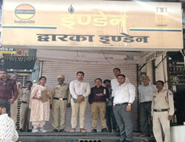 BIG NEWS: मंदसौर प्रशासन का गैस माफिया पर तगड़ा प्रहार,दोगुनी कीमत पर ब्लैक में बिक रहे थे सिलेंडर, द्वारका इण्डेन एजेंसी पर छापा… मौके पर ही सील!”, पढ़े खबर