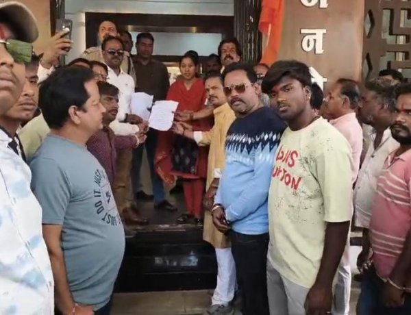 BIG NEWS : नशे की लत से बर्बाद हो रही युवा पीढ़ी, ड्रग्स बेचने वालों पर तुरंत कार्रवाई की उठी मांग, नीमच में विश्व हिंदू परिषद बजरंग दल के पदाधिकारी और कार्यकर्ता उतरे सड़कों पर, मुख्यमंत्री के नाम इन्हें सौंपा ज्ञापन, पढ़े खबर