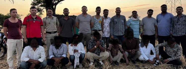 BIG NEWS : खेत की झोपड़ी में चल रहा था जुए का अड्डा, किसान के वेश में पहुंची पुलिस, की घराबंदी, हुए  8 जुआरी गिरफ्तार , 51 हजार से ज्यादा नगदी जब्त , पढ़े खबर