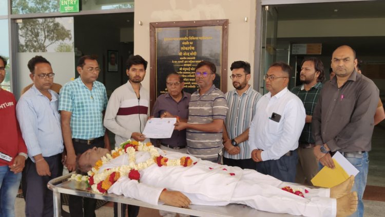 NEWS : संजय गहलोत का निधन, तो मानव सेवा में परिजनों का बड़ा योगदान, मंदसौर मेडिकल कॉलेज को मिला एक और देहदान, पढ़े खबर