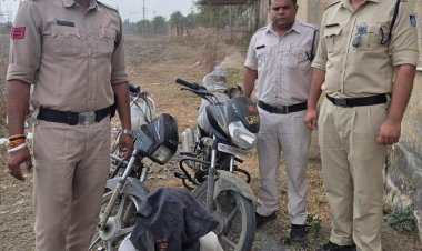 BIG NEWS: दलौदा में बाइक चोर का खेल खत्म, CCTV, मुखबिर और पुलिस की ताबड़तोड़ कार्रवाई से खुला राज, चोरी की 2 मोटरसाइकिल बरामद, शातिर आरोपी नागेश्वर गिरफ्तार,पढ़े खबर