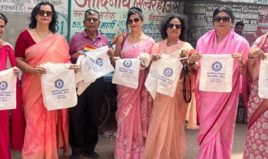 NEWS: महावीर इंटरनेशनल प्रियदर्शिनी का बड़ा कदम, 300 थैलियां बांटी और प्लास्टिक के खिलाफ छेड़ दी जंग, ‘मेरी थैली मेरी सहेली’ से गूंजा बाजार, पढ़े खबर