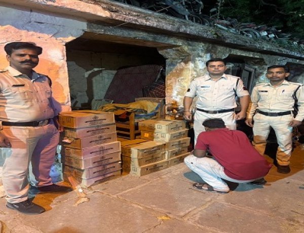 BIG NEWS: मंदसौर में शराब माफियाओं पर पुलिस का बड़ा वार, कोतवाली की गुप्त दबिश में 15 पेटी अवैध देशी शराब जब्त,आरोपी रंगेहाथ गिरफ्तार, पढ़े खबर