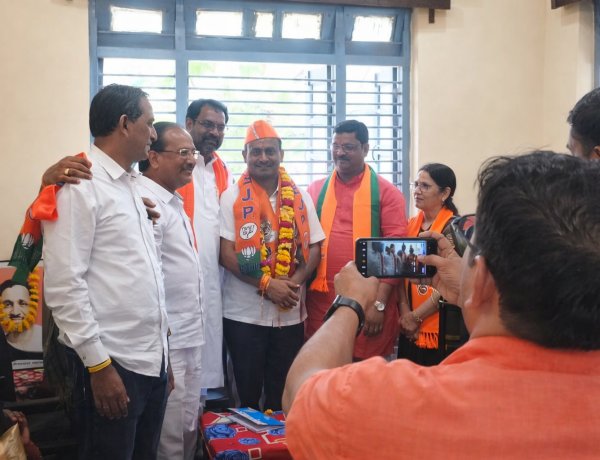 BIG NEWS : रामपुरा में बड़ा राजनीतिक उलटफेर: कांग्रेस के दिग्गज सम्राट दीक्षित ने थामा भाजपा का दामन,विधायक अनिरुद्ध मारु सहित भाजपा नेताओं की मौजूदगी में ग्रहण की सदस्यता,पढ़े ये खबर