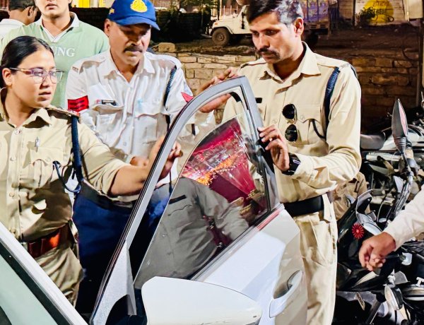 BIG NEWS: नीमच में ट्रैफिक का कड़ा शिकंजा, काली फिल्म वालों पर सीधी कार्रवाई, नाबालिग चालकों के परिजनों को बुलाकर दी सख्त चेतावनी, 44 चालान से वसुले ₹15,400, पढ़े खबर
