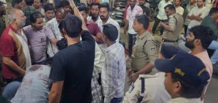 BIG NEWS: चाय की चुस्की… और मौत का वार, मंदसौर का शुक्ला चौक बना खून का मैदान, सिर्फ ‘घूरकर देखने’ की बात… और दोस्त ने कर दिया कत्ल,एक युवक की मौत, दूसरा जिंदगी और मौत के बीच  लड़ रहा जंग, पढ़े खबर