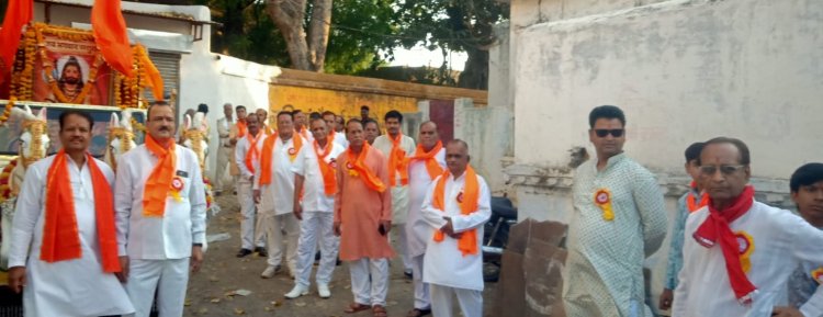 NEWS: “जय परशुराम के जयघोष से गूंजा रामपुरा!” भव्य शोभायात्रा में उमड़ा जनसैलाब, जगह-जगह पुष्पवर्षा और जोरदार स्वागत, पढ़े खबर 