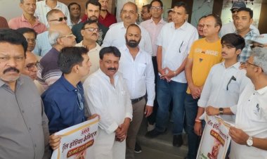 BIG NEWS: सुबह खुला तो हर कोई रह गया हैरान… आखिर क्यों बंद पड़ा था नीमच का पूरा मेडिकल बाजार?”, ऑनलाइन दवा बिक्री के खिलाफ केमिस्टों का फूटा गुस्सा, मची जिलेभर में सनसनी, पहुंची सरकार तक सीधी चेतावनी,पढ़े पवन राव शिंदे की ये खबर