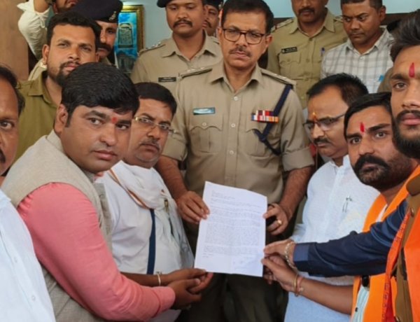 BIG NEWS : नाबालिग हिंदू लड़की के अपहरण पर भड़का जनआक्रोश, नीमच से उज्जैन तक उबाल, गिरफ्तारी नहीं होने पर सड़कों पर उतरा सर्व हिंदू समाज, ज्ञापन सौंपकर जताया भारी आक्रोश,पढ़े खबर
