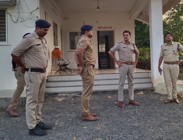 BIG NEWS : थानों और चौकियों का औचक निरिक्षण करने पहुंचे पुलिस कप्तान राजेश व्यास, फाइलों का किया अवलोकन, तो CCTV कैमरों की स्थिति को देखा, रात्रि गश्त और चैकिंग पॉइंट को लेकर दिए ये निर्देश, पढ़े खबर