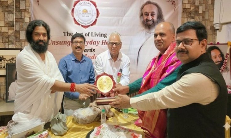 NEWS : उज्जैन में अनसंग एवरीडे हीरोज अवॉर्ड समारोह संपन्न, नीमच के कमलाशंकर विश्वकर्मा हुए सम्मानित, सांस्कृतिक प्रस्तुतियों ने बांधा समां, इस कार्यक्रम में आर्ट ऑफ लिविंग की रही अहम भूमिका, पढ़े खबर