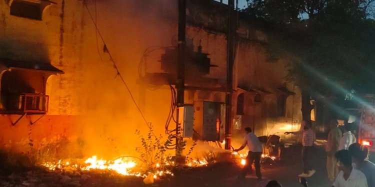 BIG BREAKING: नीमच में जैन भवन के सामने बिजली की डीपी बनी आग का गोला, मची अफरा-तफरी… मौके पर पहुंची फायर ब्रिगेड ने बड़ी मशक्कत के बाद पाया आग पर काबू , पढ़े पवन राव शिंदे की ये खबर