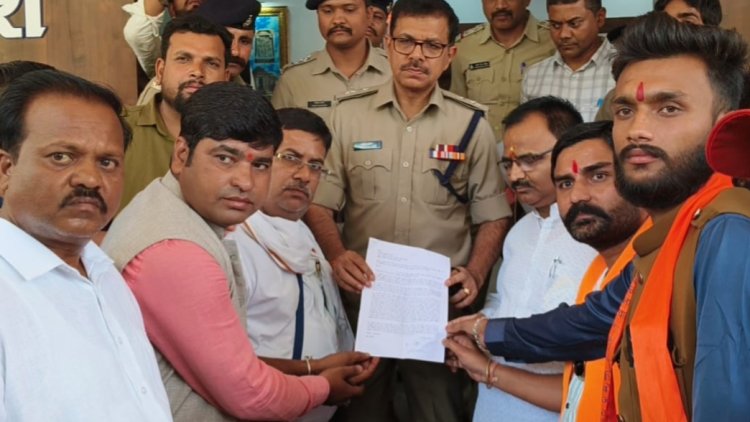 BIG NEWS : नाबालिग हिंदू लड़की के अपहरण पर भड़का जनआक्रोश, नीमच से उज्जैन तक उबाल, गिरफ्तारी नहीं होने पर सड़कों पर उतरा सर्व हिंदू समाज, ज्ञापन सौंपकर जताया भारी आक्रोश,पढ़े खबर