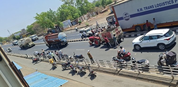 BIG NEWS : महू-नीमच हाईवे पर दर्दनाक हादसा, ट्रक और बाइक की भिड़ंत में युवक की मौत,चौपाटी क्षेत्र में दोपहर को हुआ भीषण सड़क हादसा, ट्रक में फंसे शव को मशक्कत के बाद निकाला गया,पढ़े ये खबर
