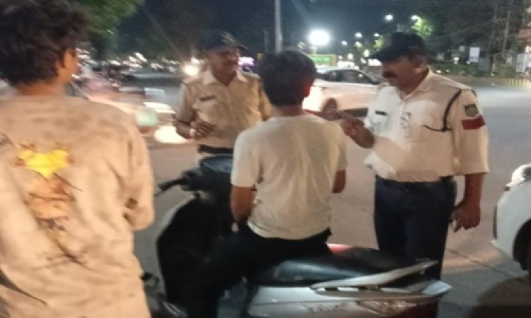 BIG NEWS : पुलिस कप्तान राजेश व्यास के निर्देश, और नीमच में अलर्ट हुई यातायात पुलिस, नाबालिग वाहन चालकों पर की ताबड़तोड़ कार्यवाही, चालान बनाने के साथ दी समझाइश, पढ़े खबर
