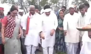 BREAKING NEWS: मुख्यमंत्री खुद उतरे धान के खेत में... किसानों के साथ रोपी फसल, खेत में बैठकर किया भोजन, आत्मीय संवाद से जीत लिया अन्नदाताओं का दिल, पढ़े खबर