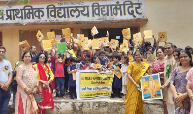 NEWS: खुशियों से गूंज उठा विद्या मंदिर स्कूल, shikshasogat 80 से अधिक नन्हे विद्यार्थियों को मिली मुफ्त कॉपियां-स्टेशनरी, पालक संघ ने बांटी शिक्षा की सौगात, पढ़े खबर