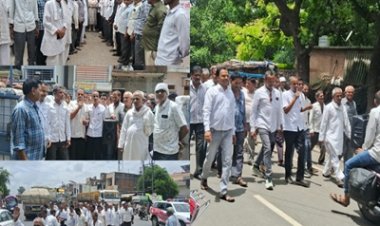 BREAKING NEWS: तीन साल से बीमा राशि का इंतजार... अब फूटा किसानों का गुस्सा!  मल्हारगढ़ तहसील का घेराव, मुख्यमंत्री के नाम सौंपा ज्ञापन; बोले- 80% फसल खराब हुई, मुआवजा मिला लेकिन बीमा आज तक नहीं, पढ़े खबर