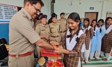 BREAKING NEWS: ‘सृजन संवाद’ में राखी का धागा बना सुरक्षा का वादा, नीमच SP राजेश व्यास की मौजूदगी में छात्राओं ने बांधा रक्षासूत्र, बोले—हर वक्त बेटियों के साथ खड़ी है पुलिस, पढ़े खबर