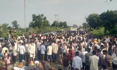 BIG NEWS: एक टक्कर… एक मौत और फिर सड़क पर उतर आया गुस्सा! युवक की मौत के बाद शव लेकर हाईवे पर पहुंचे परिजन, 25 लाख और नौकरी की मांग से गरमाया रामपुरा, पढ़े खबर