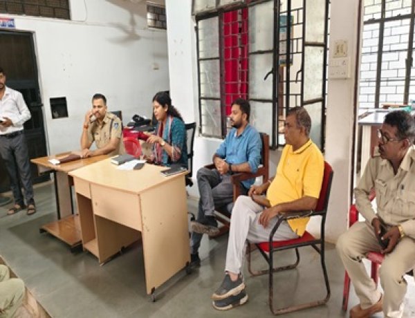 NEWS: 40वें मोहर्रम पर्व को लेकर प्रशासन अलर्ट, रामपुरा थाना परिसर में शांति समिति की बैठक संपन्न; सौहार्द और भाईचारे के साथ त्योहार मनाने की अपील, पढ़े खबर