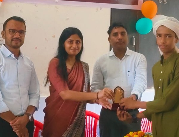 NEWS: स्वतंत्रता दिवस पर मनासा में गूंजे देशभक्ति के तराने, नन्हे-मुन्ने बच्चों ने दिखाई प्रतिभा; SDM, तहसीलदार और CMO ने बढ़ाया हौसला, शील्ड देकर किया सम्मानित, पढ़े खबर