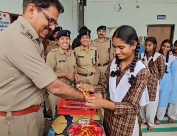 BREAKING NEWS: ‘सृजन संवाद’ में राखी का धागा बना सुरक्षा का वादा, नीमच SP राजेश व्यास की मौजूदगी में छात्राओं ने बांधा रक्षासूत्र, बोले—हर वक्त बेटियों के साथ खड़ी है पुलिस, पढ़े खबर