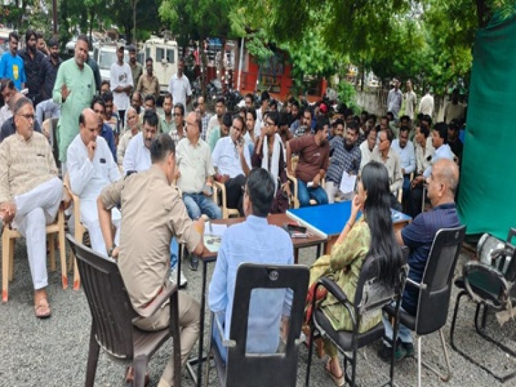 NEWS: मोहर्रम समेत आगामी त्योहारों को लेकर प्रशासन सतर्क, मनासा थाना परिसर में शांति समिति की बैठक; भाईचारा और कानून व्यवस्था बनाए रखने का लिया संकल्प, पढ़े खबर