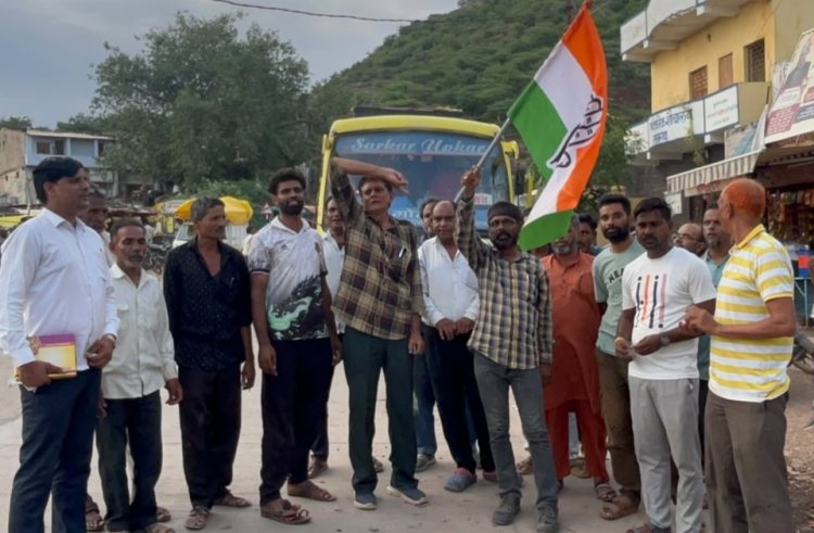 NEWS: दतिया फतह का जश्न रतनगढ़ में गूंजा, कांग्रेस कार्यकर्ताओं ने आतिशबाजी कर बांटी मिठाई, पढ़े खबर