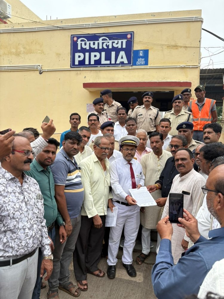 BIG NEWS: पिपलिया स्टेशन पर रेल सुविधाओं को लेकर फूटा आक्रोश, हनुमान चालीसा पाठ के बाद रेलवे को चेतावनी—‘मांगें नहीं मानीं तो आंदोलन होगा और बड़ा’, पढ़े खबर