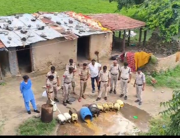 BIG NEWS: अफजलपुर में शराब के अवैध अड्डों पर पुलिस का शिकंजा, ताबड़तोड़ छापेमारी में 200 लीटर लहान व भट्टी ध्वस्त, 42 लीटर महुआ शराब जब्त, 4 आरोपी दबोचे, पढ़े खबर