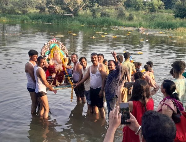 NEWS: जयकारों से गूंज उठा बमोरी, बप्पा की विदाई में उमड़ा आस्था का सैलाब, भागेश्वर महादेव स्टॉप डेम पर 400 से ज्यादा गणेश प्रतिमाओं का विसर्जन, पढ़े खबर