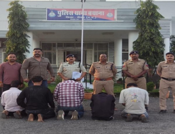 DRUG BUST: दशहरा मैदान के पास सड़क किनारे हो रहा था यह बड़ा खेल... दो बाइकों पर सवार थे 5 लड़के, डिलीवरी से पहले ही बिछ गया जाल, जैसे ही हाथ में थमाया वो सफेद कट्टा... सामने खड़ी मिली बघाना पुलिस! क्या है पूरा मामला, पढ़ें ये खबर