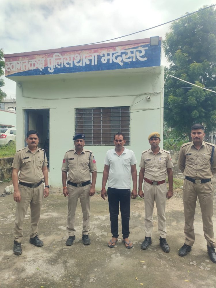 POLICE ACTION: 7 साल की फरारी और 5 हजार का इनाम... दो राज्यों की पुलिस ने ऐसे बिछाया जाल, फिर घेराबंदी कर किया गिरफ्तार,पढ़े खबर