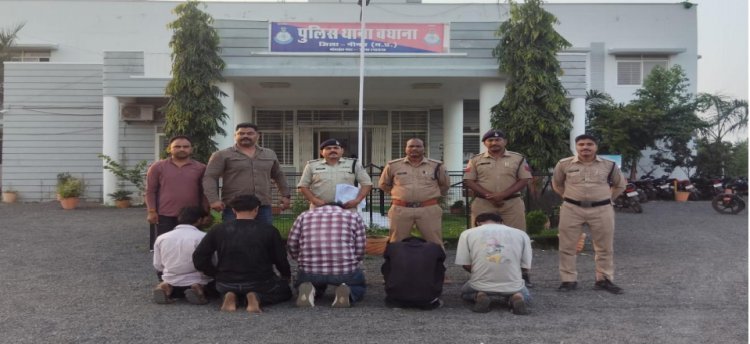 DRUG BUST: दशहरा मैदान के पास सड़क किनारे हो रहा था यह बड़ा खेल... दो बाइकों पर सवार थे 5 लड़के, डिलीवरी से पहले ही बिछ गया जाल, जैसे ही हाथ में थमाया वो सफेद कट्टा... सामने खड़ी मिली बघाना पुलिस! क्या है पूरा मामला, पढ़ें ये खबर
