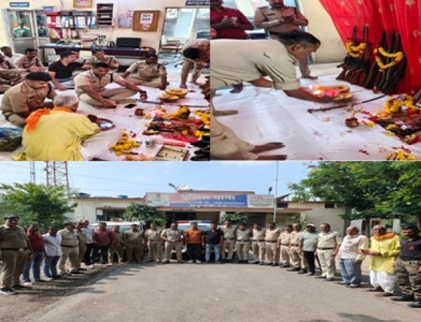 NEWS: विजयदशमी पर पिपलियामंडी थाने में गूंजा परंपरा का गौरव, थाना प्रभारी विक्रम सिंह इवने सहित पुलिस बल ने किया शस्त्र पूजन, पढ़े खबर